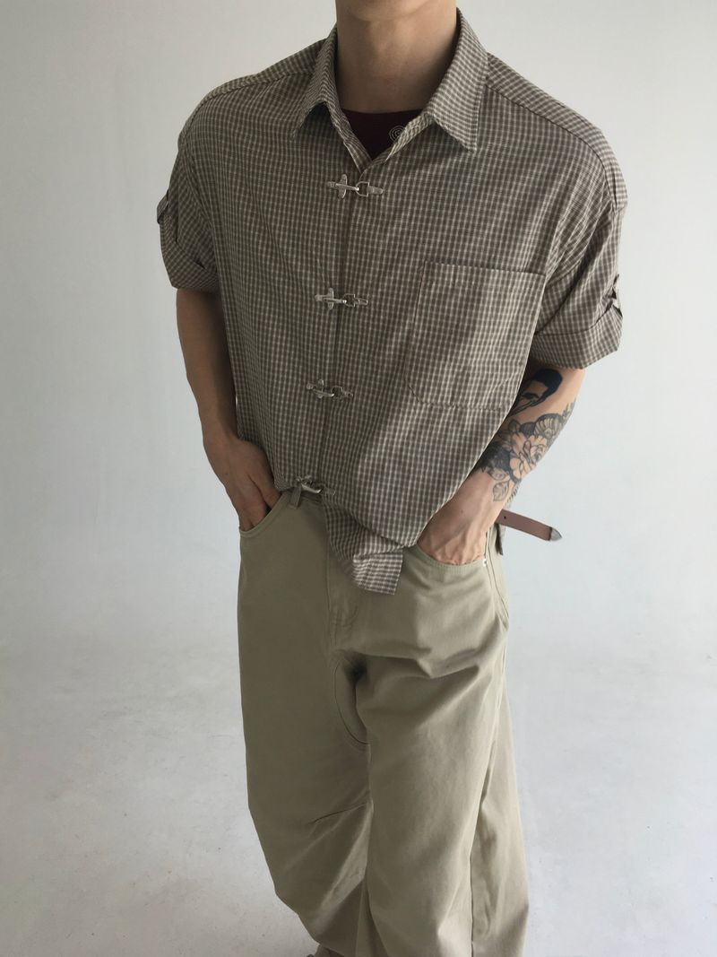 EGONLEO（エゴンレオ）の「クロップ バックル シャツ2colors)（トップス）」