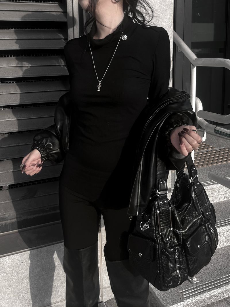URBAN UNIQUE（アーバンユニーク）の「シグナルハイネックボタンT (2color)（トップス）」