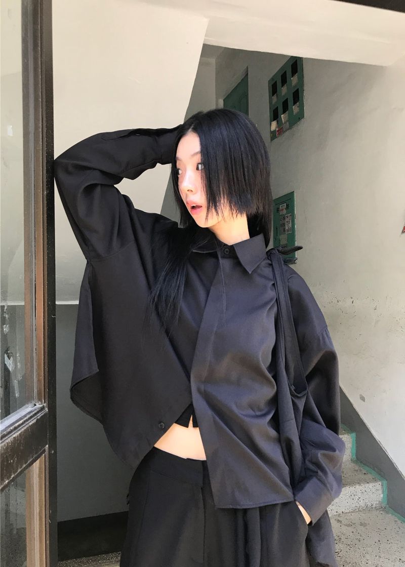 WOOHWA(ウファ)の「 HIDDEN BUTTON CROP SHIRT(Tops)」