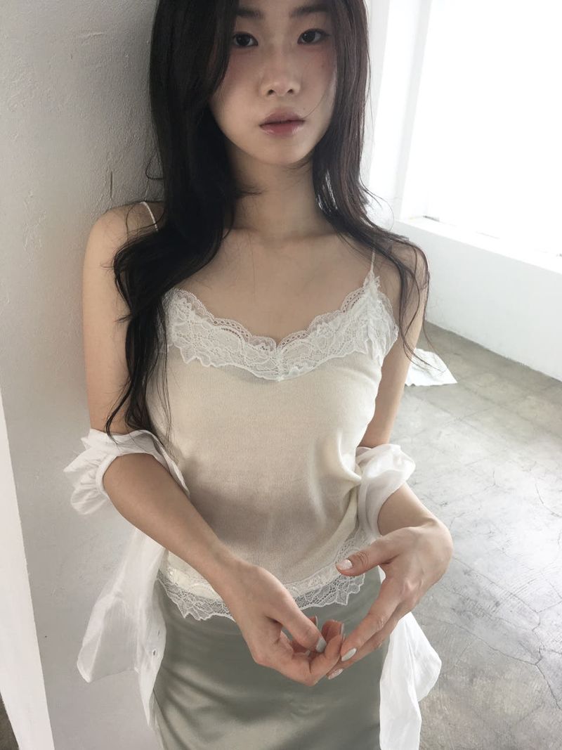 romantic lace sleeveless shirt