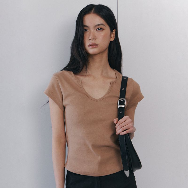 Curetty(キュリティ)の「C 90S LINE SLIT NECK HALF-SLEEVE T-SHIRT_CAMEL(Tops)」
