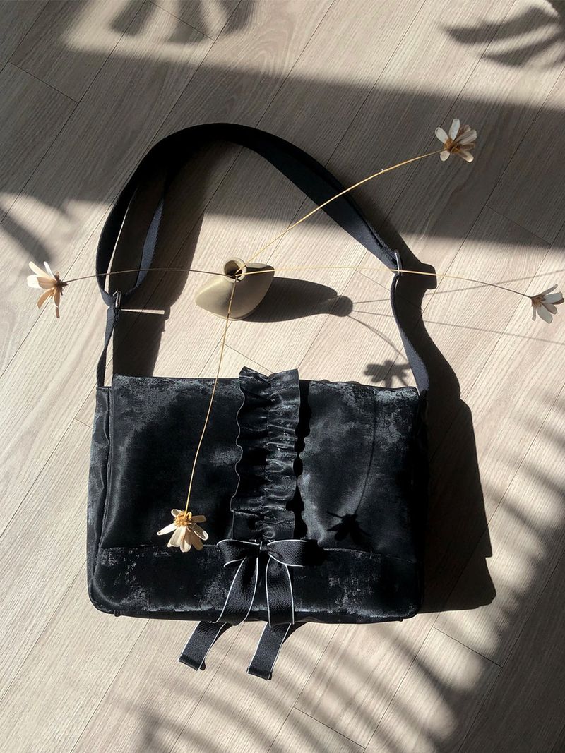 ovuni（オーブニ）の「Ruffle envelope bag_black（Bags）」