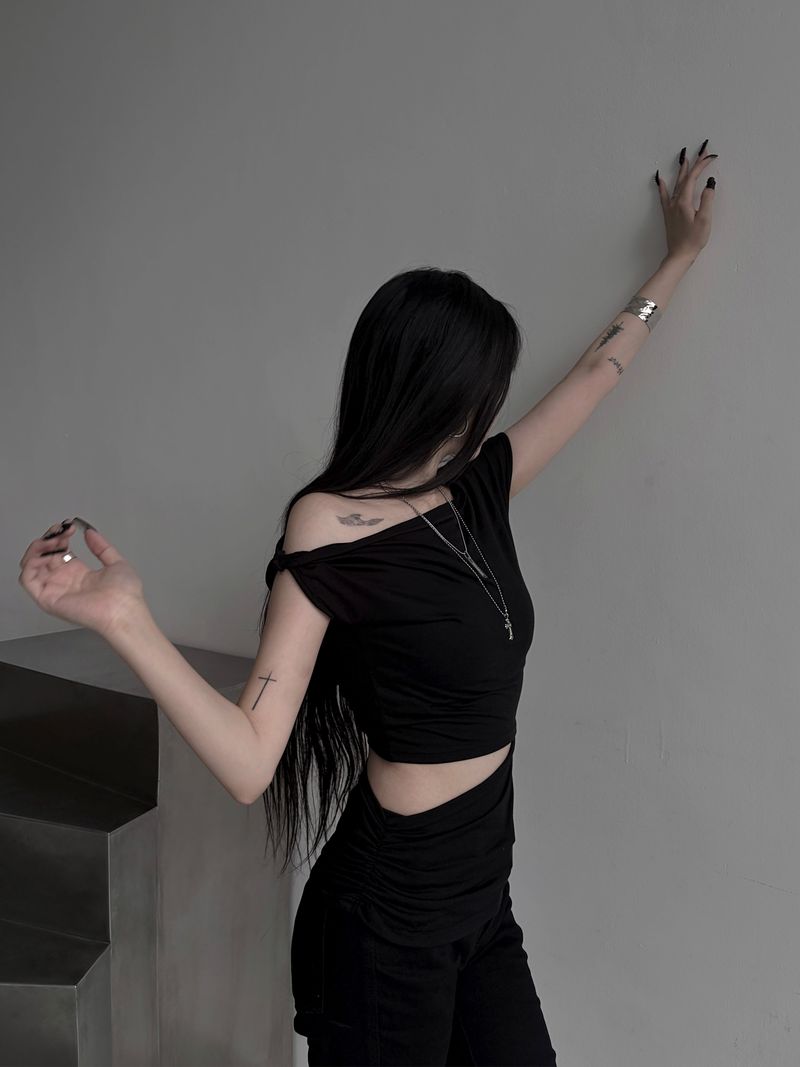 clean off-shoulder slit T (3color)