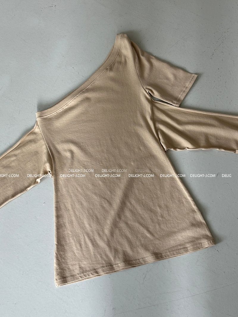 an unbalanced knot long T-shirt