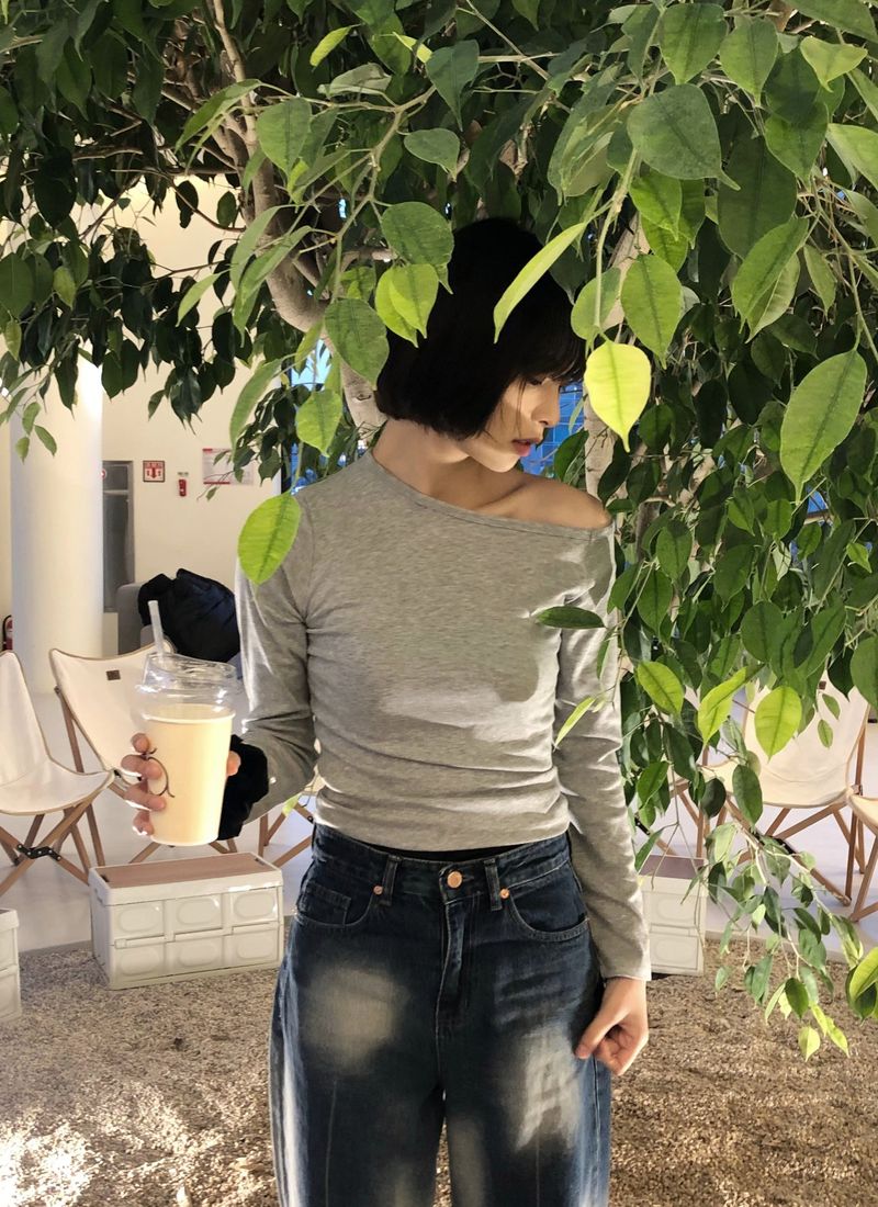 Arco iris（アルコイリス）の「Funny diagonal slim off-shoulder T （Tops）」