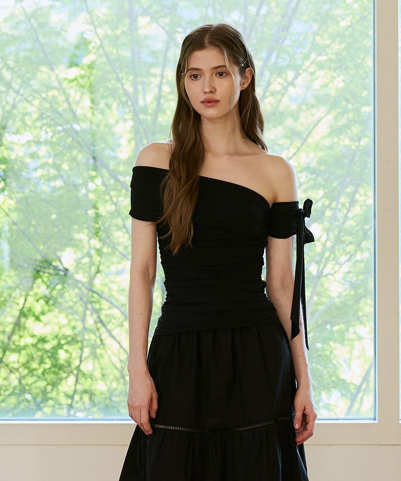 RIA ONE-SHOULDER SHIRRING TOP / BLACK