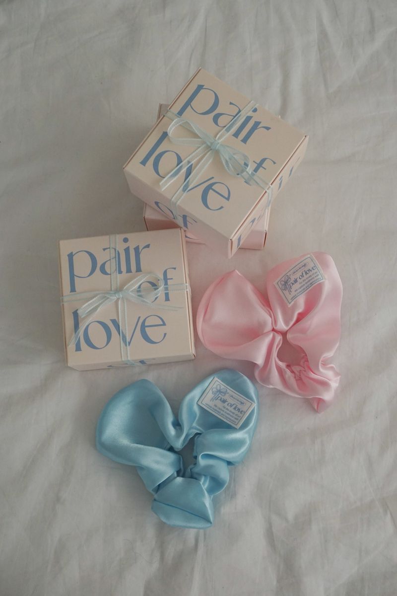 SATIN HEART SCRUNCHIE (BABY PINK)