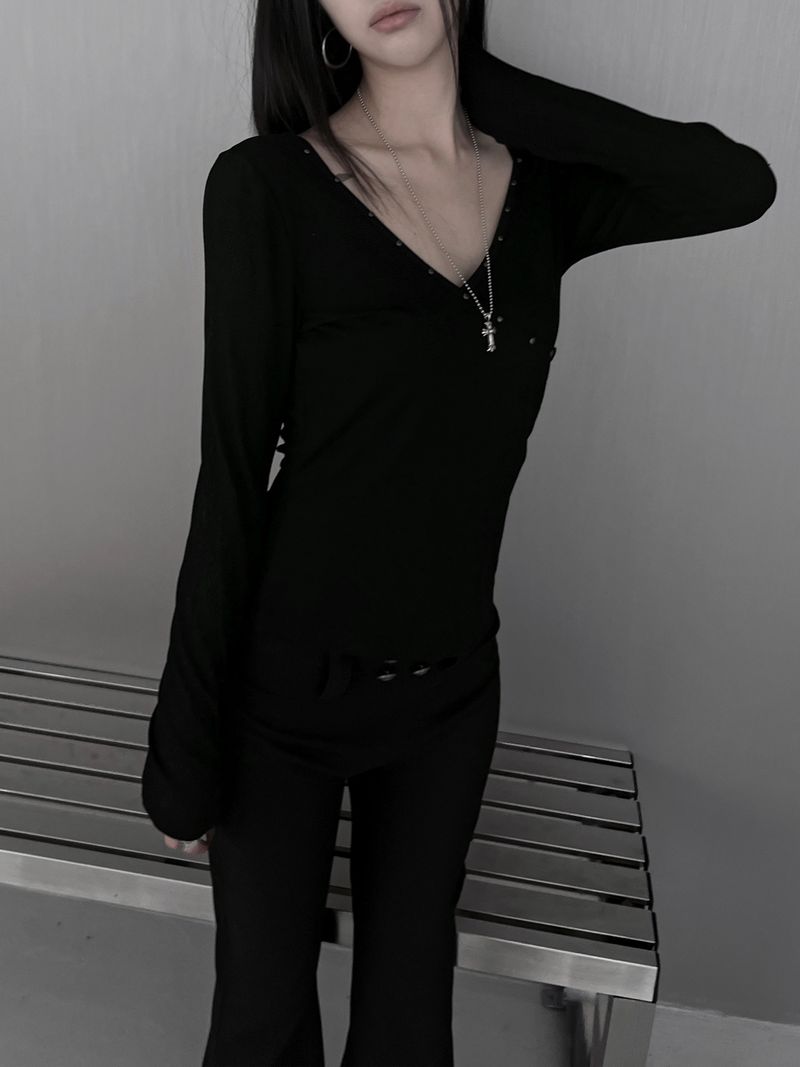 stud wrap v-neck ribbed T