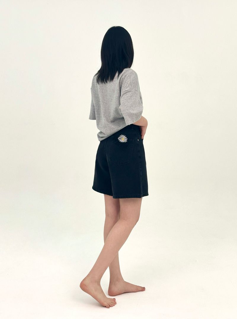  3RD REORDER HIP POCKET EMBROIDERY BLACK DENIM SHORTS LONG VERSION code 25106