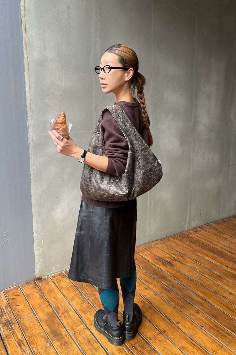 EYELET LEATHER BAG - BROWN