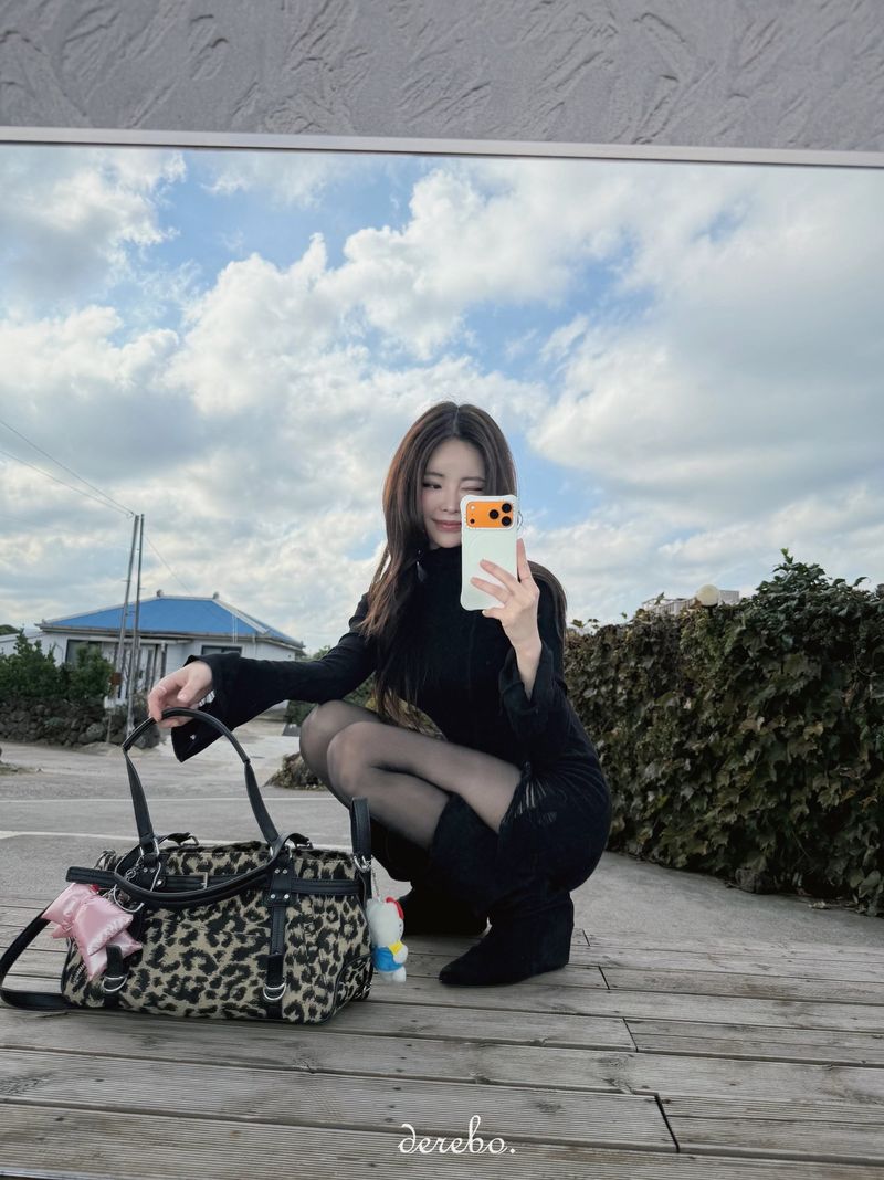 lip-mood black half-turtleneck dress