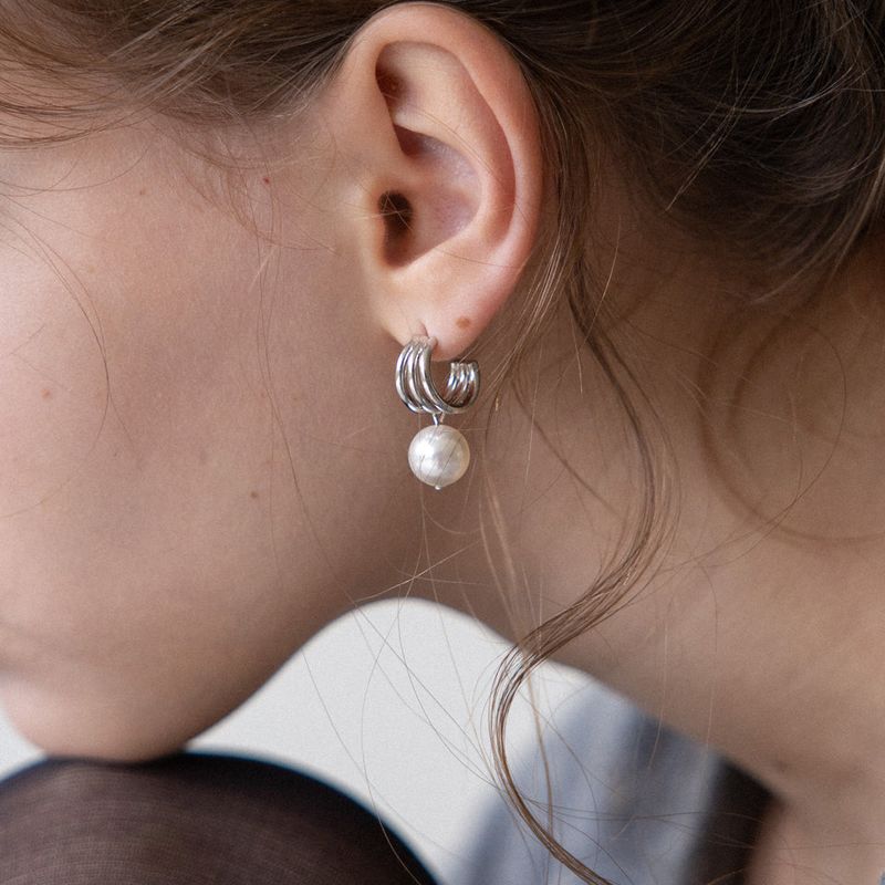 MerryMotive(メリーモチーブ)の「Curved line pearl drop earring(Accessories)」