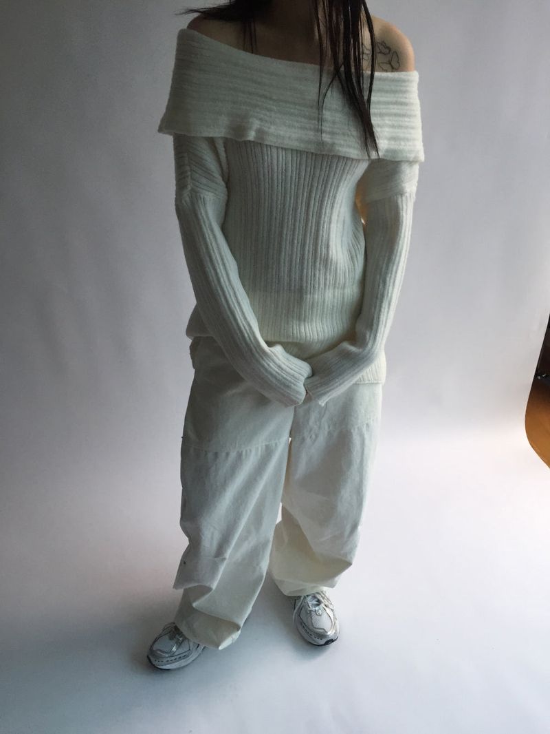Off-shoulder long knitwear