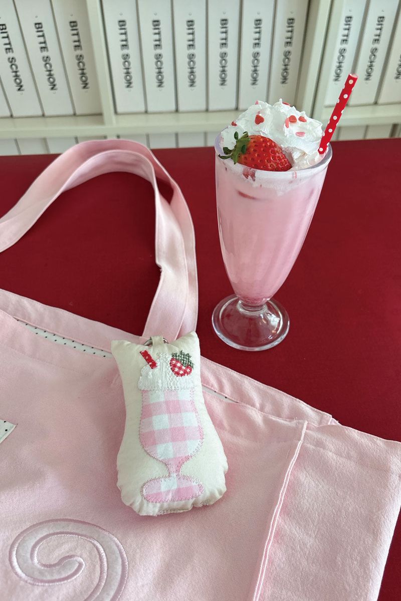 SHAKIRI（シャキリ）の「[BITTE DOSAN X SHAKIRI] ICHIGO LATTE KEY RING（Toys/Key Holders）」