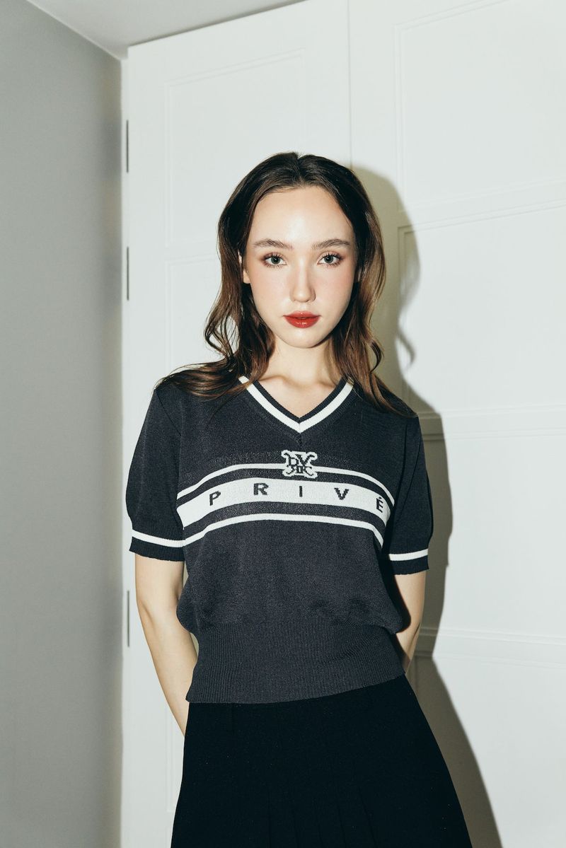 DVRK（ダーク）の「DVRK PRIVÉ BAR LOGO V-NECK KNITTED T-SHIRT - GREY（Tops）」