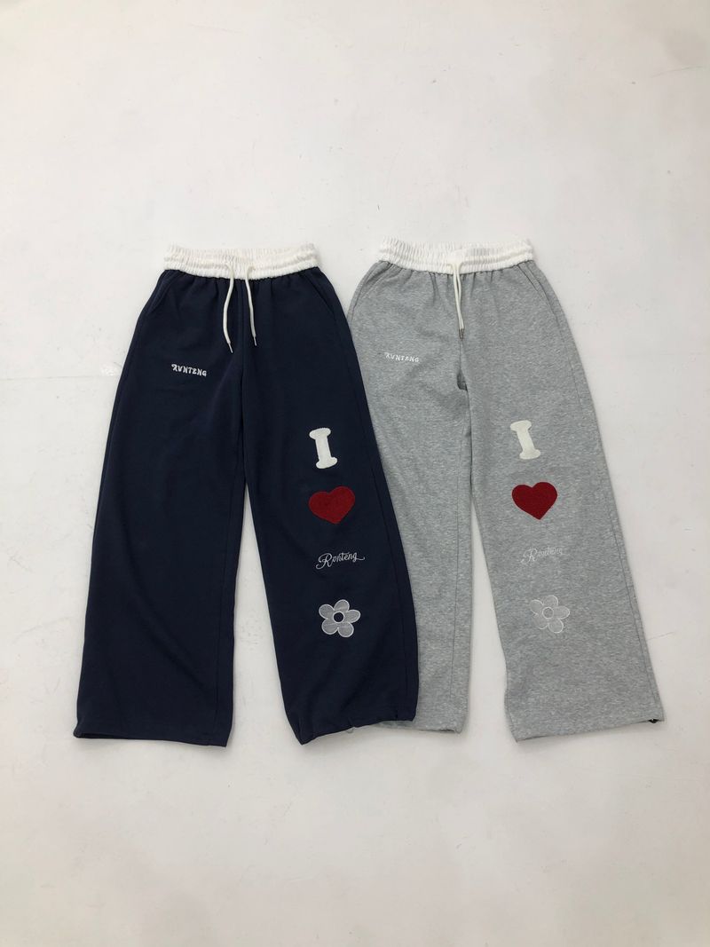 onthenextpage（オンザネクストページ）の「I ♥ Heart patch pants（Pants）」