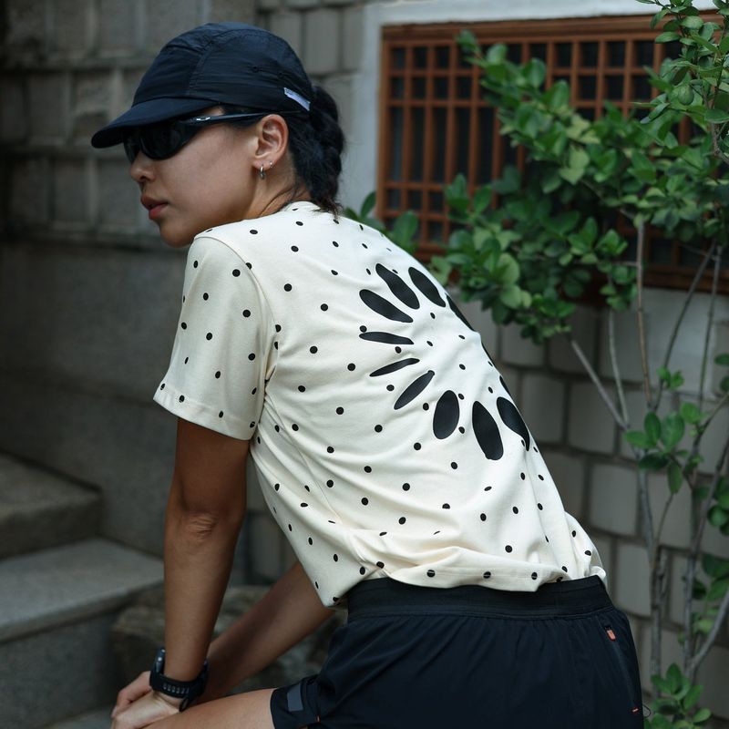 contentment（コンテントメント）の「ドットロゴT Beige（トップス）」
