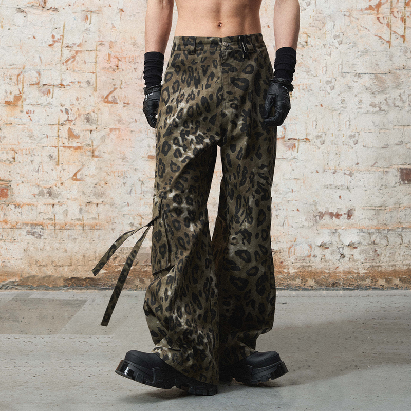 RELABEL（リレーベル）の「RELABEL 24SS Multi-pocketed Pleated Cropped Trousers With Leopard-print Silhouette And Tapered Legs（Pants）」