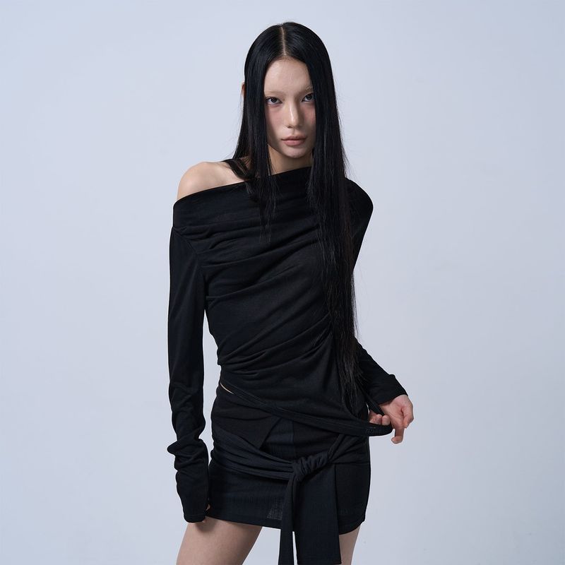 ZIZEMUSEUM（ジゼミュージアム）の「OFF SHOULDER SHIRRING CUT-OUT TOP (BLACK)（Tops）」