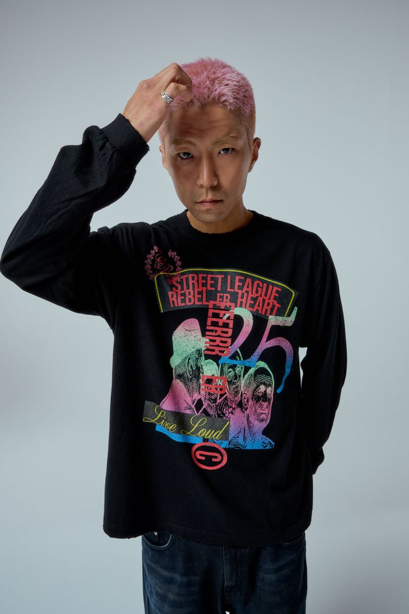 ER(EEERRR)（イーアール）の「ストリートリーグアートワークダメージウォッシュオーバークロップフィットロングスリーブ (ブラック)（トップス）」