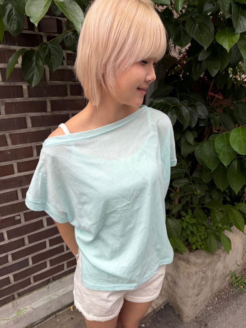 PINK PINEAPPLE（ピンクパイナップル）の「ボクシーレタリングオフショルダーTシャツ（トップス）」