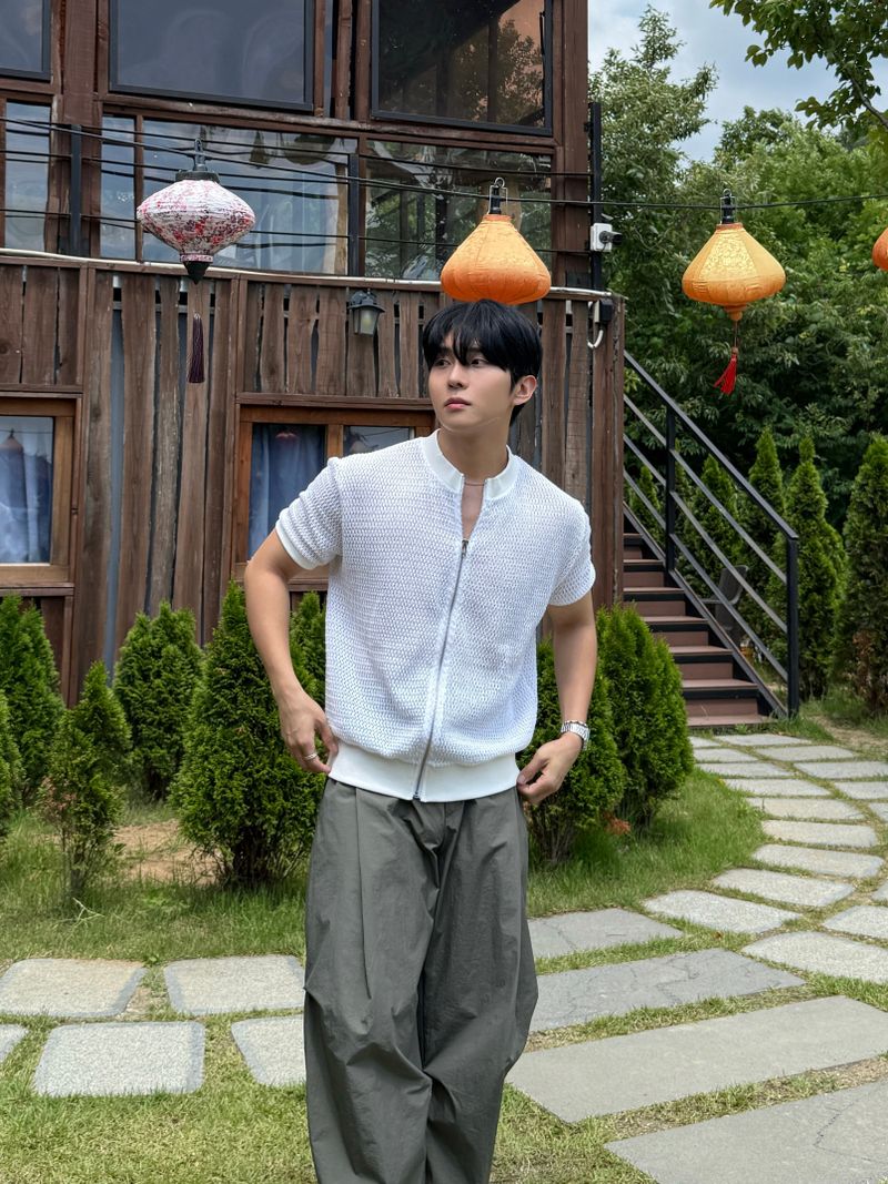 Half-neck punching zip-up cardigan