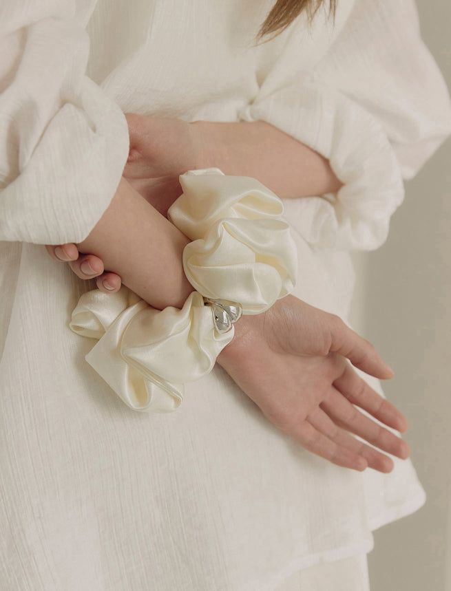 26SS★ Plump Twist Satin Scrunchie