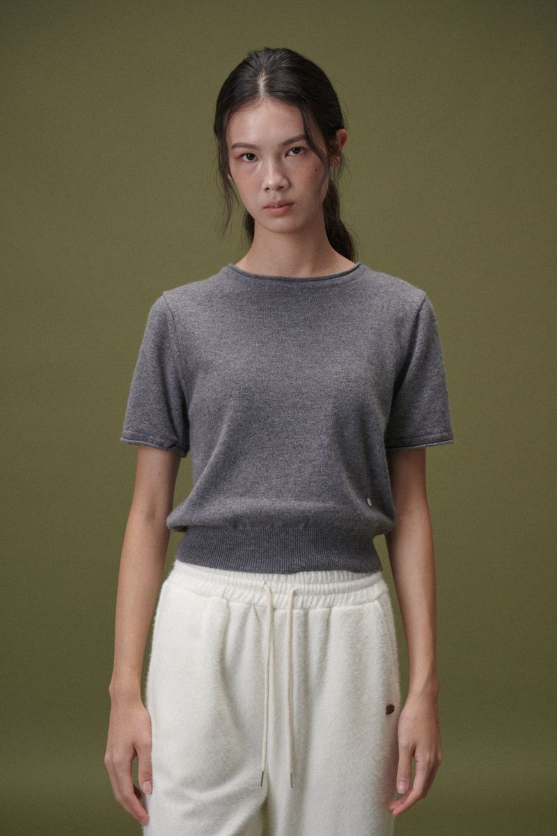PLAT DU JOUR（プラドゥジュール）の「Camel round half knit (Grey)（Tops）」