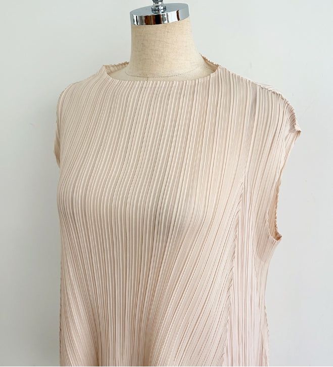 Loel Cut Line Pleated Cap Sleeve Blouse