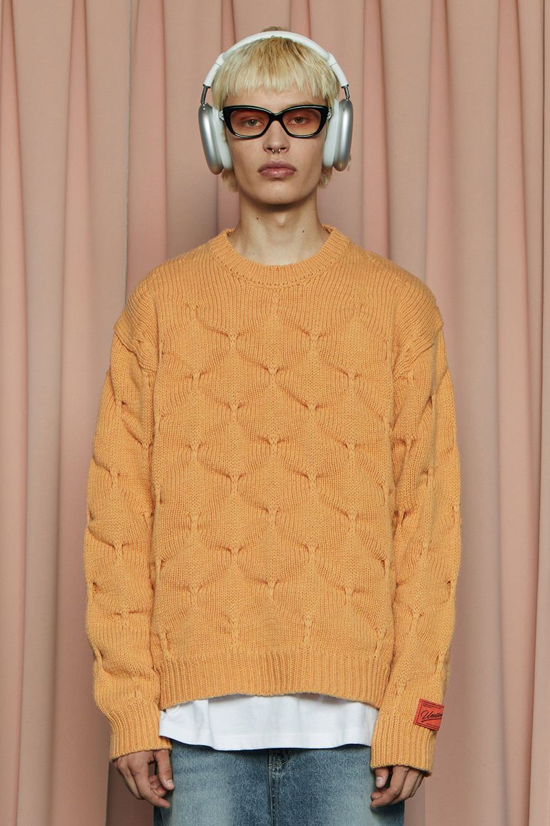 UNALLOYED(アナロイド)の「EMBOSSING CLOVER KNIT / SALMON(Tops)」