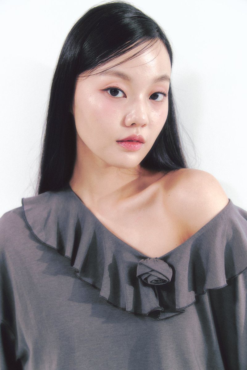 MOILLY(モイリー)の「Rose Brooch Frill Long Sleeve Charcoal(Tops)」
