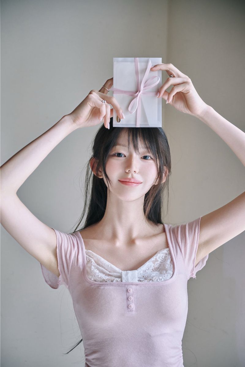 [MADE] Zanne Nouvel Ribbon U-Neck Lace T (Wore by Fromis-9)
