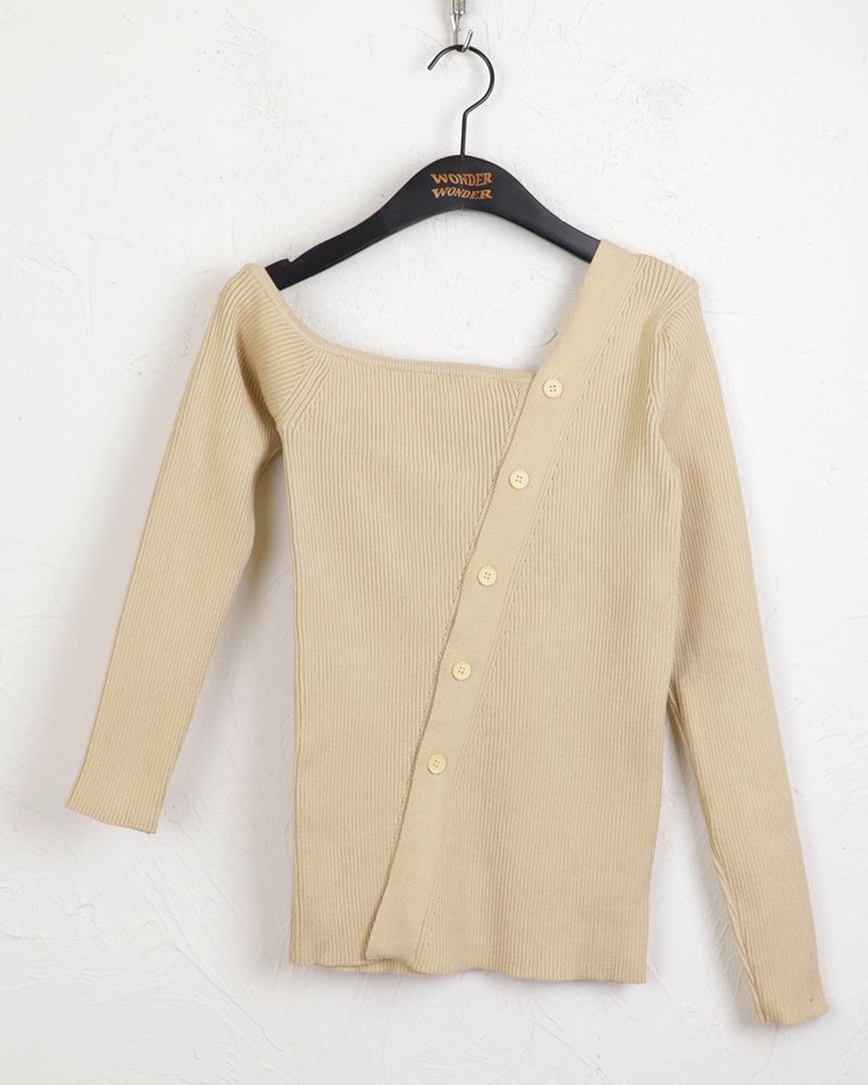 Medik one-shoulder slit button long-sleeved knit