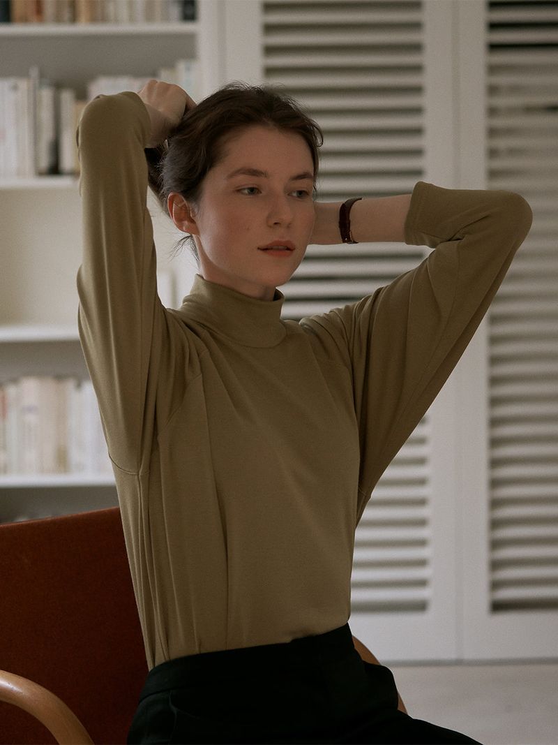 URAGO（ユラゴ）の「Raglan high-neck top（Tops）」