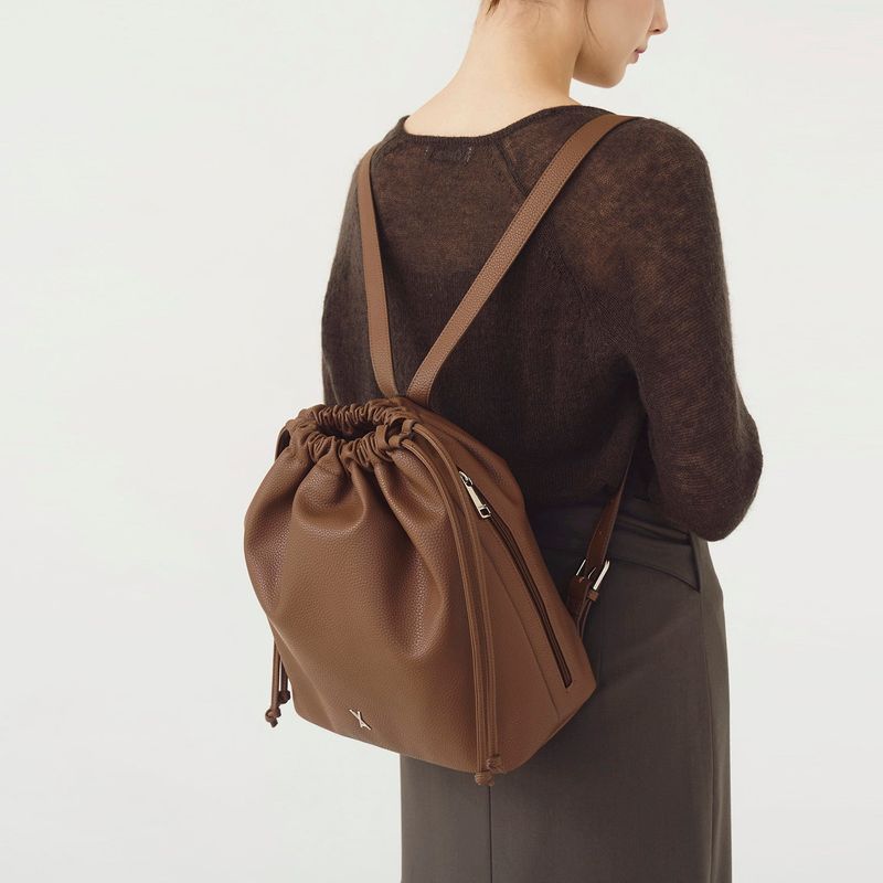VARZAR（バザール）の「Sele Drawstring Backpack Medium Brown（Bags）」