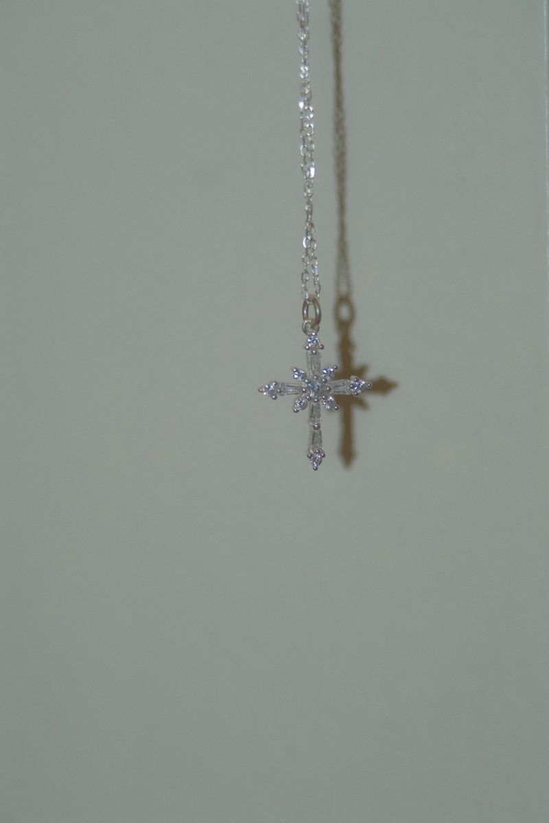SNOW CROSS NECKLACE