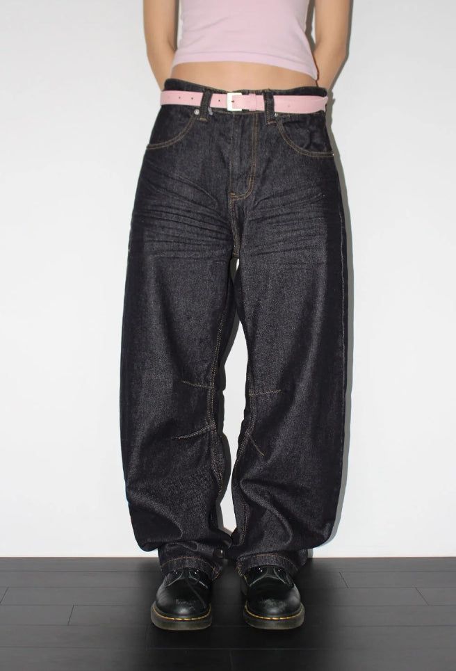 AAKE(アケ)の「DART CURVED DENIM PANTS(Pants)」
