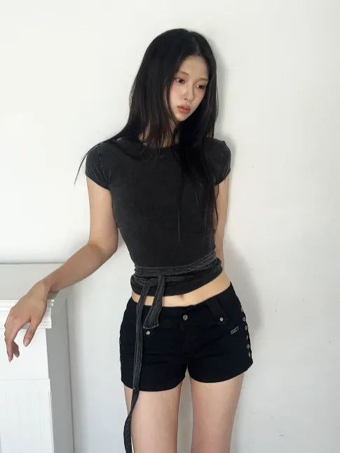 SIAOSIKO（シアオシコ）の「ウォッシュド ラップ タイ クロップド ピグメント ティー（トップス）」