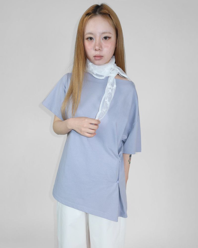 SLOW BUTTON OFF-SHOULDER T-SHIRT