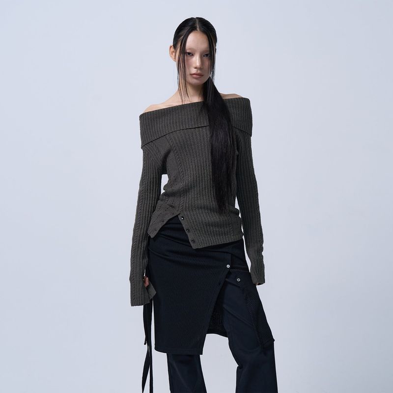 ZIZEMUSEUM（ジゼミュージアム）の「RIBBED OFF-SHOULDER KNIT(CHARCOAL KHAKI)（Tops）」
