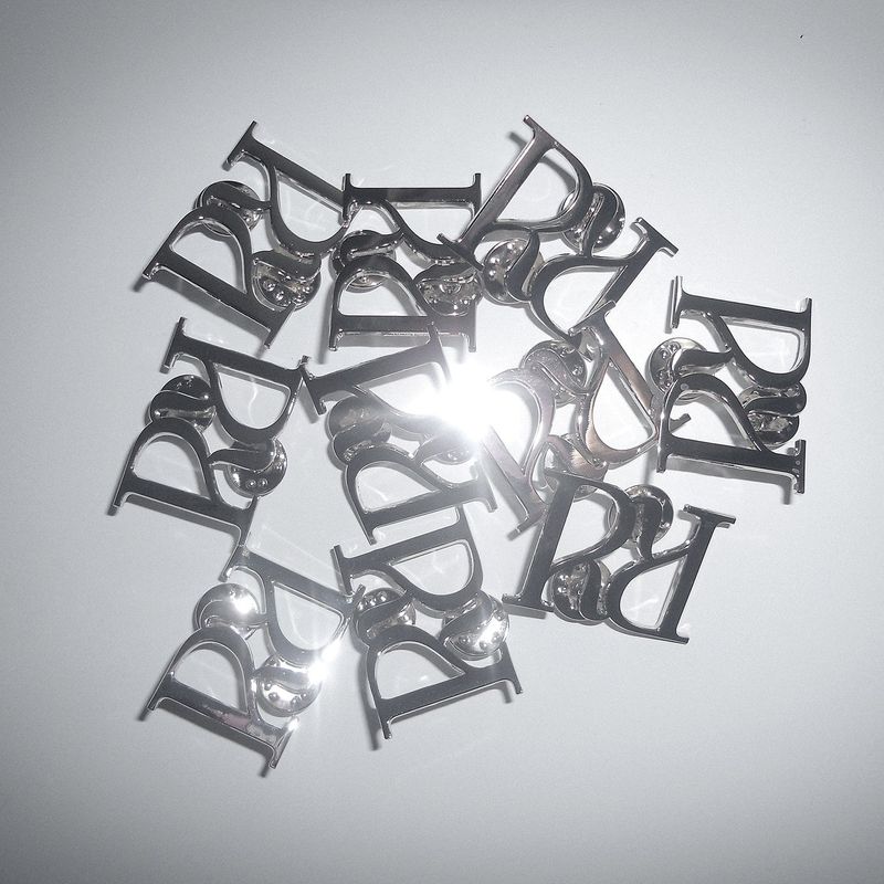 R:SIGNET LOGO BROOCH