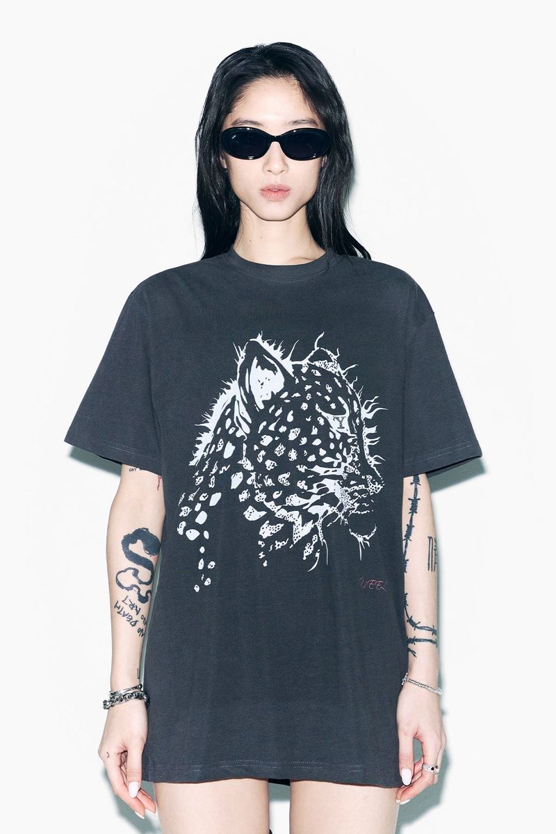 YEEL（ワイイーイーエル）の「CHEETAH GRAPHIC OVERSIZED T-SHIRT CHARCOAL（Tops）」
