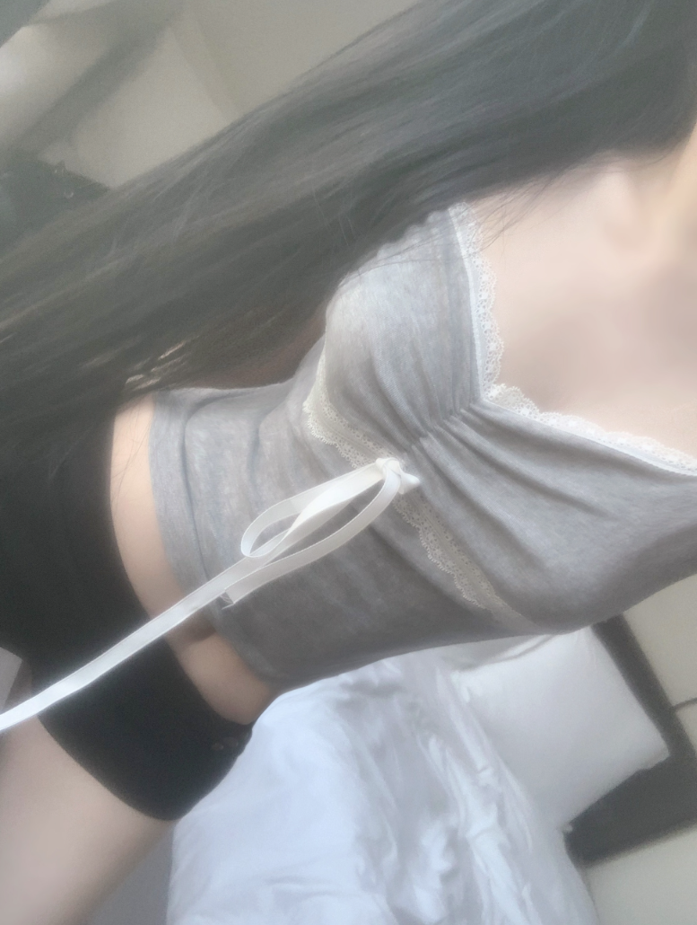 suzen（スゼン）の「Hacken Ribbon Lace Top (light gray)（Tops）」