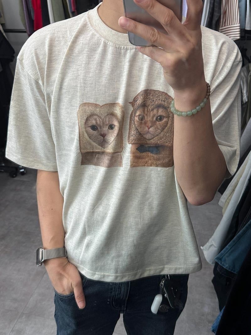 ASCLO（エジュクロ）の「[A-T0141] ブレッドキャット半袖Tシャツ（Tops）」