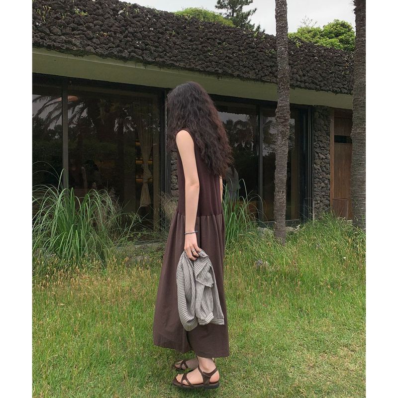 fair sleeveless dress