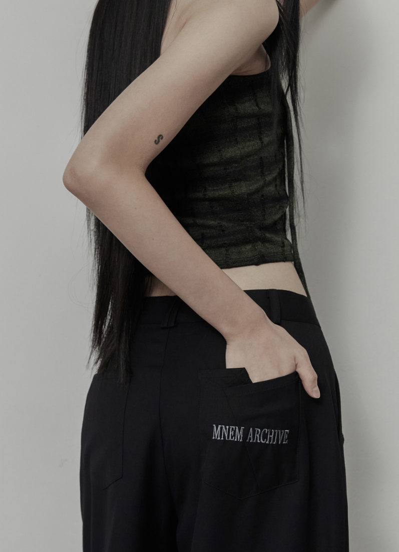 [mnem] Folded Emblem Slacks
