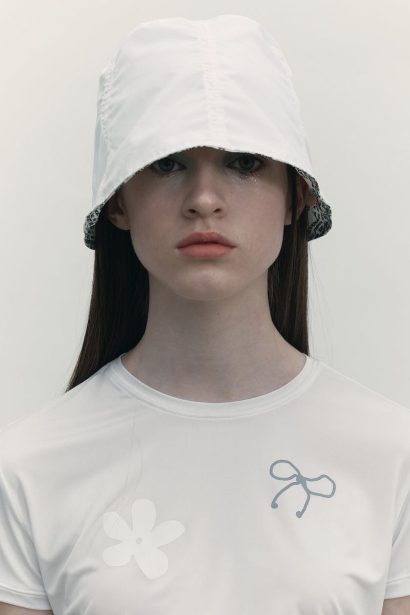 REVERSIBLE GRAPHIC BUCKET HAT [WHITE]