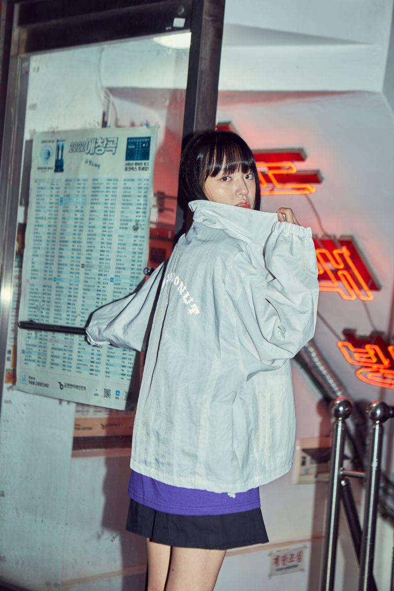 Reflective backpleat windbreaker_white