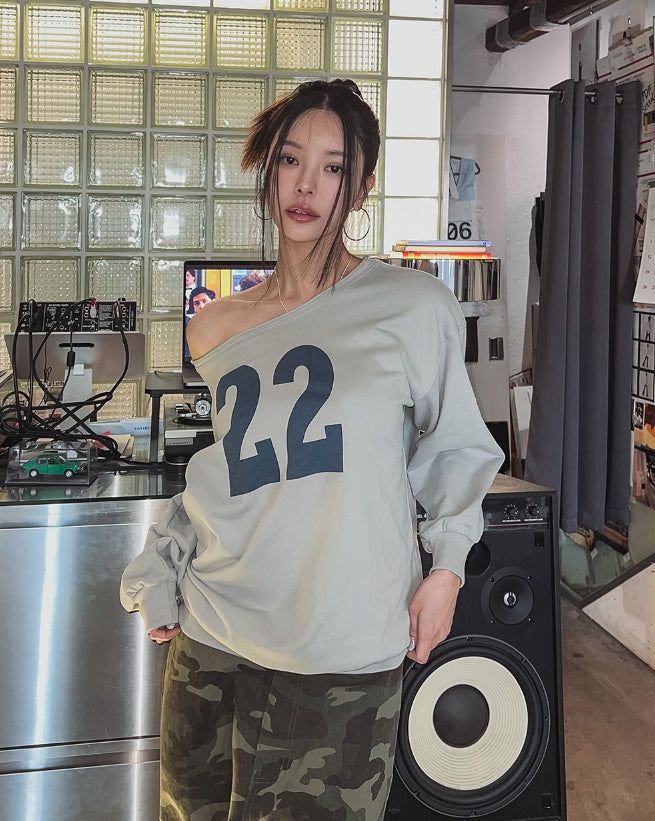 22 Cutting Off-Shoulder Sweatshirt