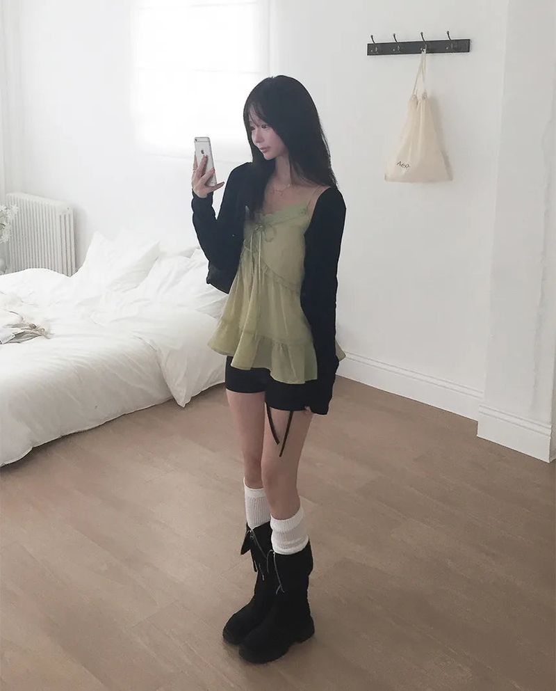Frill Sleeveless Blouse (2 colors)